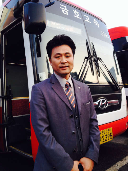 고속도로를 달리는 고속버스에서 심장마비 증세를 보이는 승객을 응급조치해 생명을 살린 금호고속의 한재석 운전기사. 그는 &quot;다른 기사들도 같은 상황에 처하면 저처럼 행동했을 것&quot;이라며 칭찬을 사양했다.